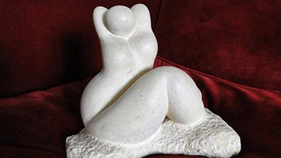Brocante à Saint-Etienne Charpille et Grange : sculpture moderne de femme