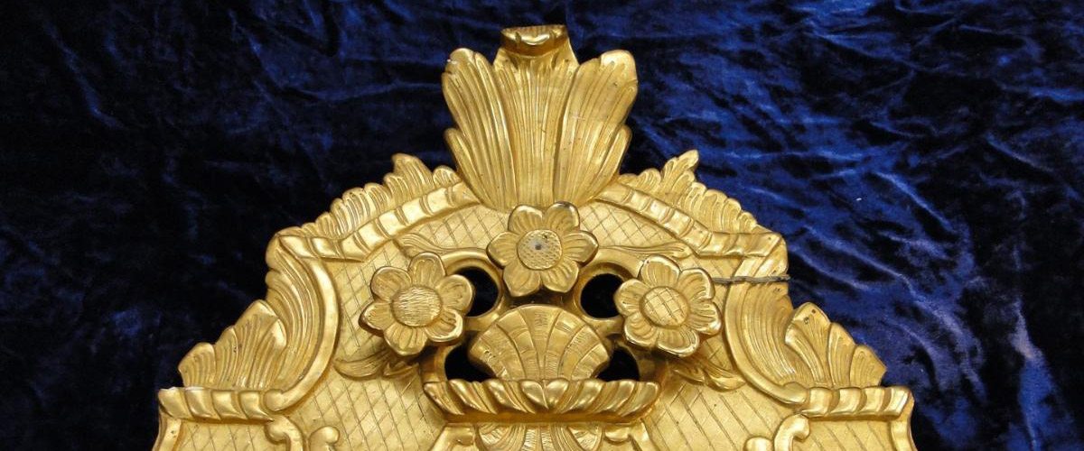 Antiquités Charpille Grange - Détail d'un miroir doré